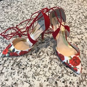 Who doesn’t love roses? Red rose heels🌹